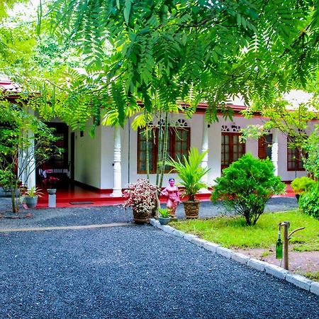 Thathsara Holiday Inn Sigiriya Exterior photo
